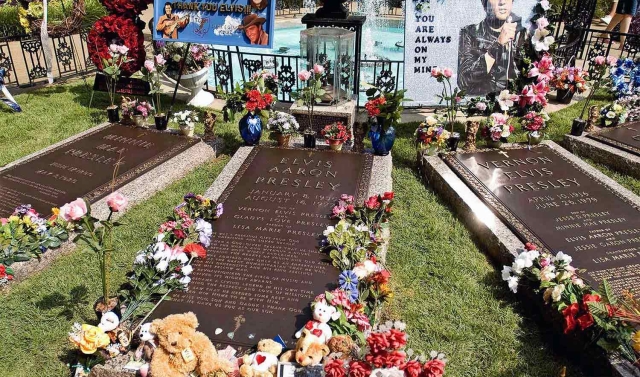 Elvis Presley Grave